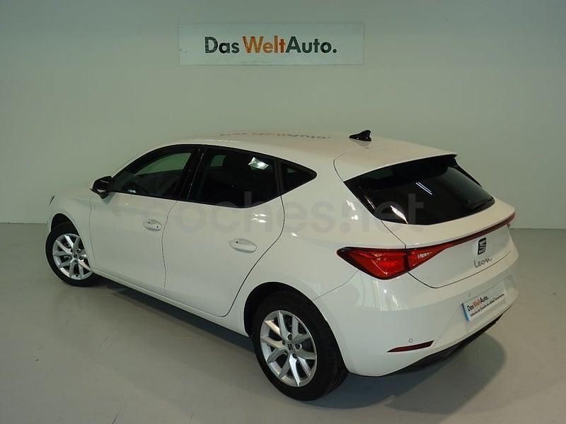 Begagnad Seat Leon Style 110 HK (80 kW) 2024 Vit Sedan