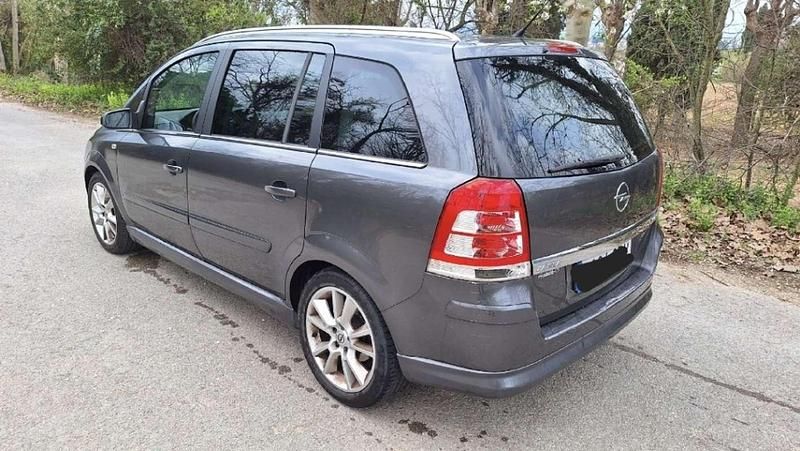 Usado Opel Zafira Cosmo 120 CV (88 kW) 2009 Gris / plata Monovolumen