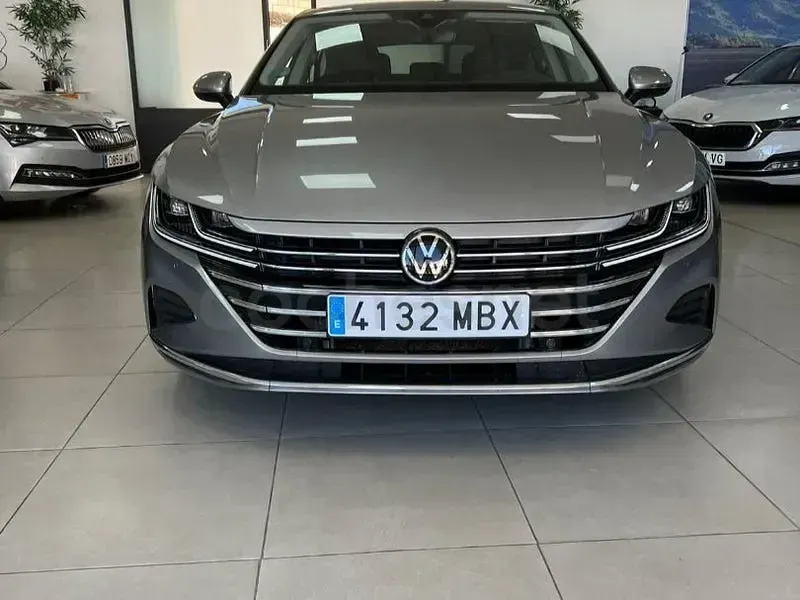 Usado VW Arteon Elegance 150 CV (110 kW) 2022 Gris / plata Berlina