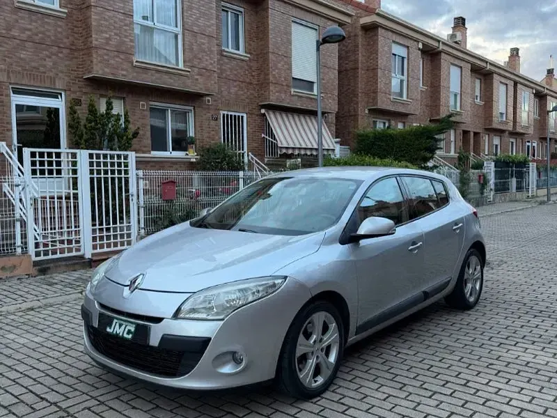 Usado Renault Mégane Dynamique 150 CV (110 kW) 2009 Gris / plata Berlina