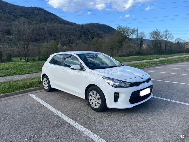 Blanco Usado 2017 Kia Rio Berlina | 9800 € (Buen precio) - Imagen 1/4
