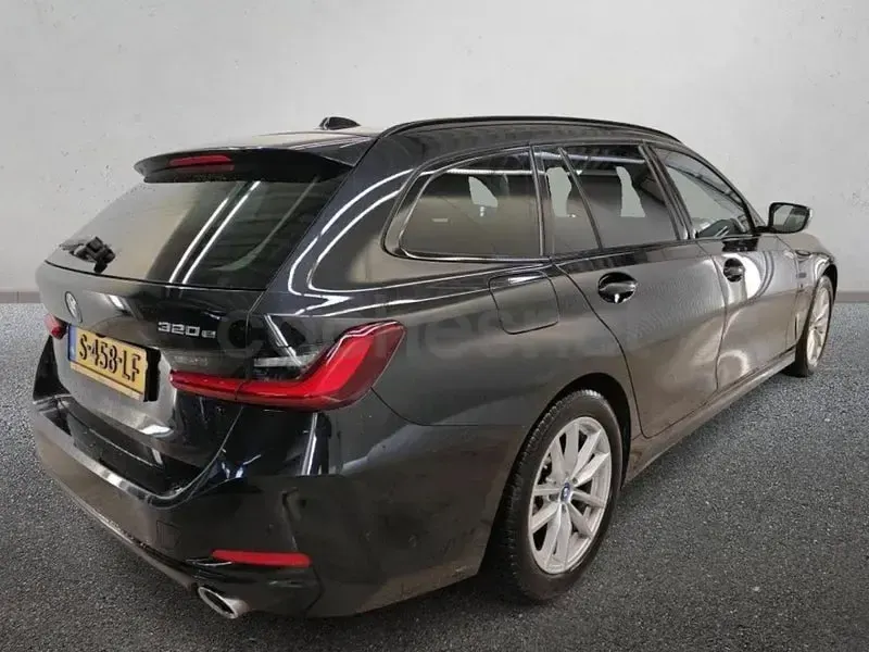 Usado BMW 320e Comfort Edition 204 CV (150 kW) 2023 Negro Familiar