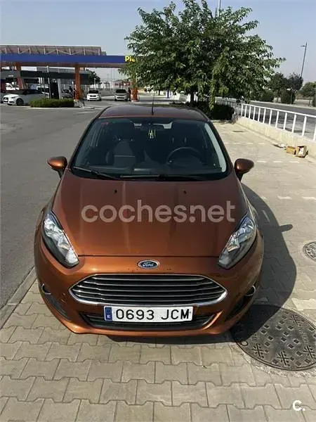 Usado Ford Fiesta Titanium 82 CV (60 kW) 2015 Marrón Utilitario