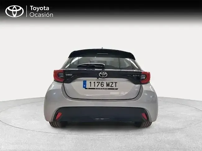 Usado Toyota Yaris Hybrid Active 116 CV (85 kW) 2025 Gris / plata Berlina