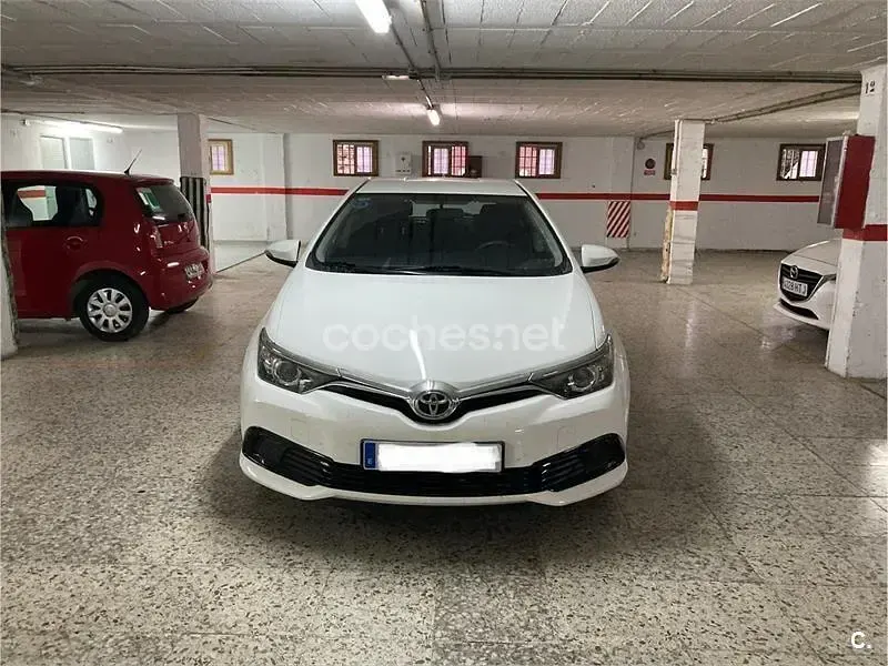 Usado Toyota Auris 90 CV (66 kW) 2016 Blanco Berlina