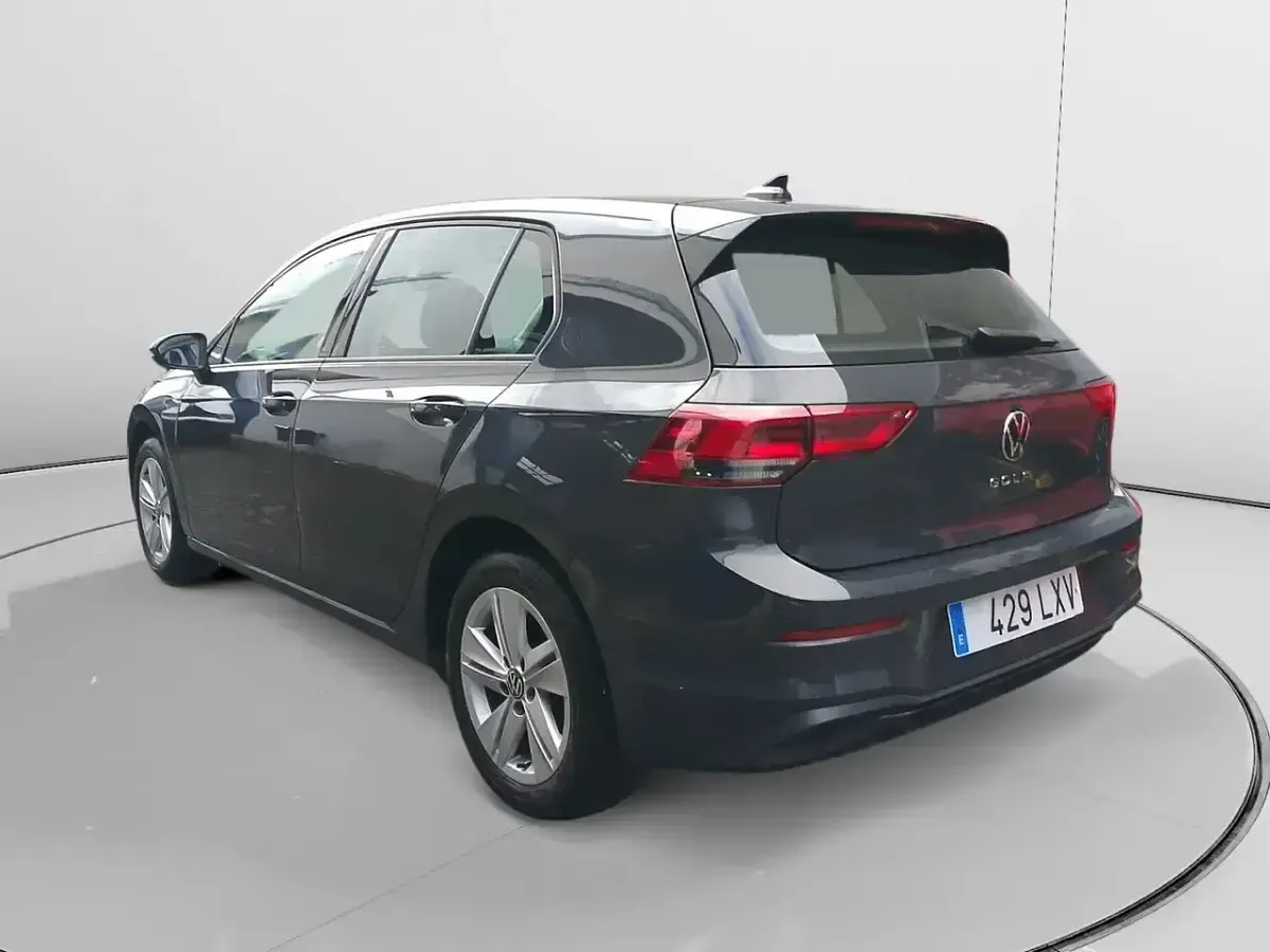 Usado VW Golf VIII 116 CV (85 kW) 2022 Gris / plata Berlina