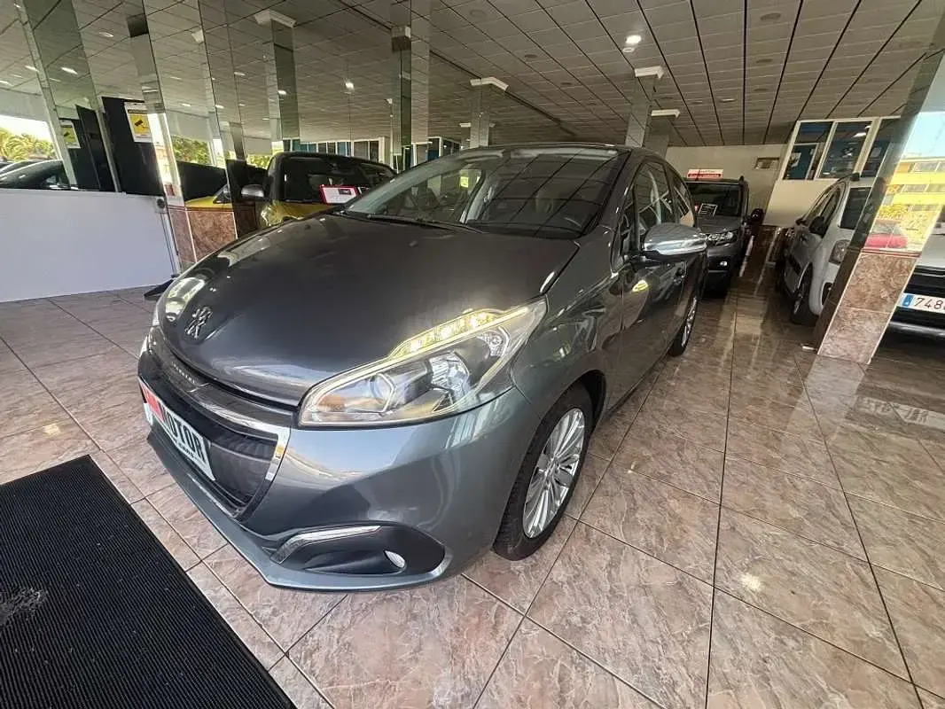 Usado Peugeot 208 Style 82 CV (60 kW) 2017 Plateado Utilitario