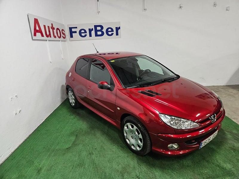 Usado Peugeot 206 110 CV (80 kW) 2005 Granate Berlina