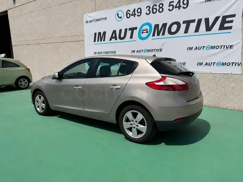 Usado Renault Mégane Dynamique 105 CV (77 kW) 2010 Beige Berlina