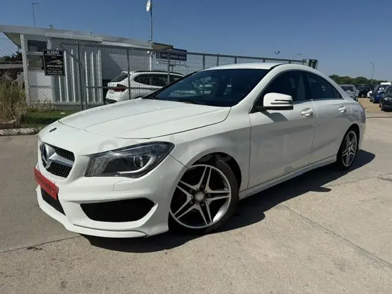 Usado Mercedes CLA200 AMG line 136 CV (100 kW) 2016 Blanco Berlina