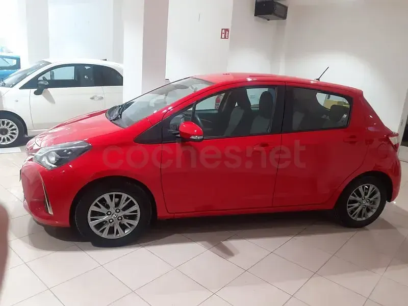 Usado Toyota Yaris Active 69 CV (50 kW) 2018 Rojo Berlina