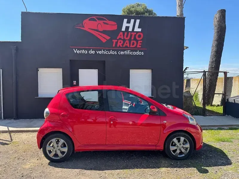 Usado Toyota Aygo Connect Style 68 CV (50 kW) 2012 Rojo Utilitario
