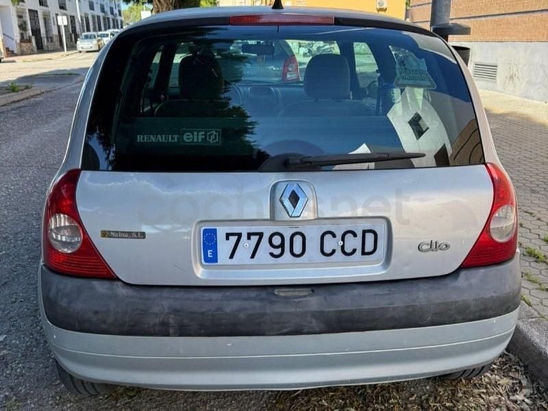 Usado Renault Clio II Authentique 60 CV (44 kW) 2002 Gris / plata Berlina