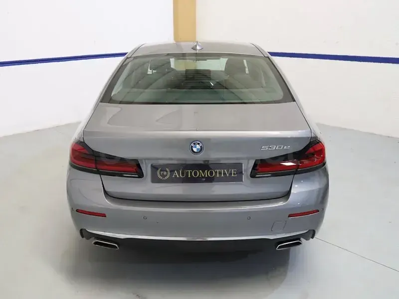 Usado BMW 530e Comfort Edition 292 CV (214 kW) 2023 Gris / plata Berlina