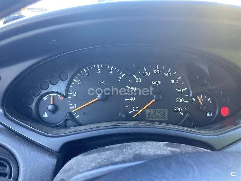 Usado Ford Focus Ghia 90 CV (66 kW) 2000 Gris / plata Familiar