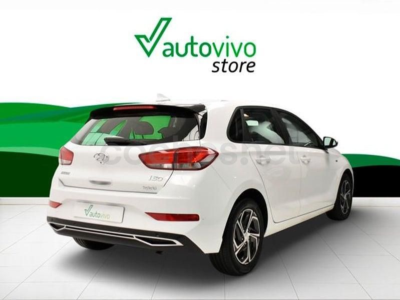 Usado Hyundai i30 120 CV (88 kW) 2023 Blanco Berlina
