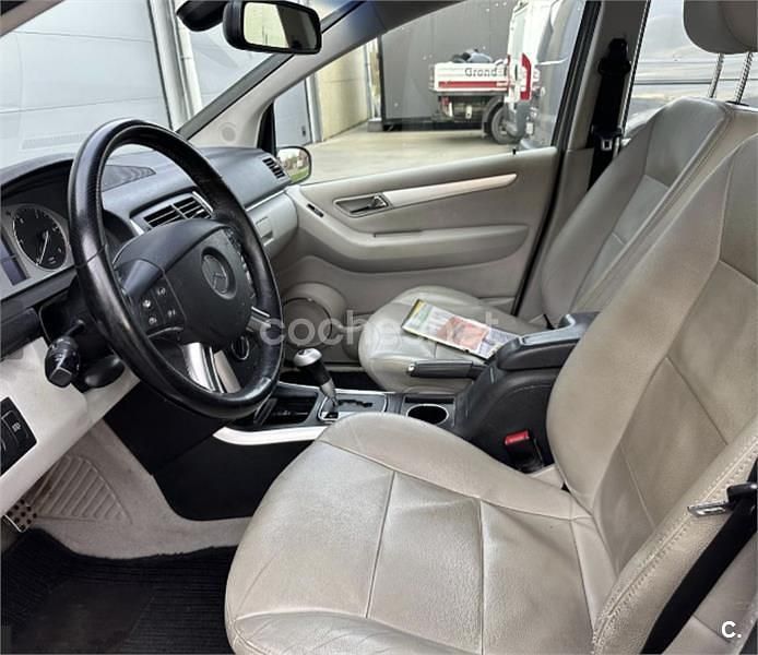 Usado Mercedes B180 109 CV (80 kW) 2008 Gris / plata Monovolumen