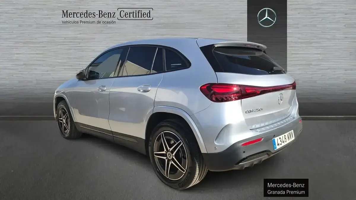 Begagnad Mercedes EQA250+ 139 kW (190 HK) 2024 Grå SUV