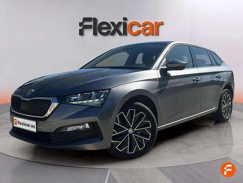Usado Skoda Scala Ambition 110 CV (80 kW) 2022 Gris Utilitario