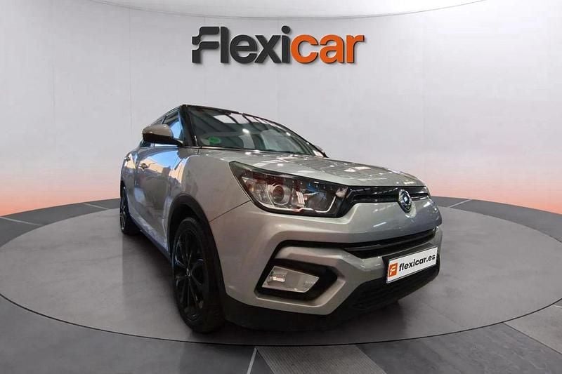 Gris Usado 2019 Ssangyong (KGM) Tivoli Limited SUV | 12.590 € - Imagen 1/4