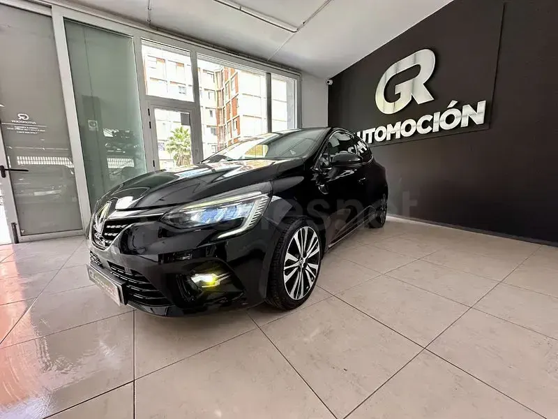 Begagnad Renault Clio V Initiale Paris 140 HK (102 kW) 2021 Svart Sedan