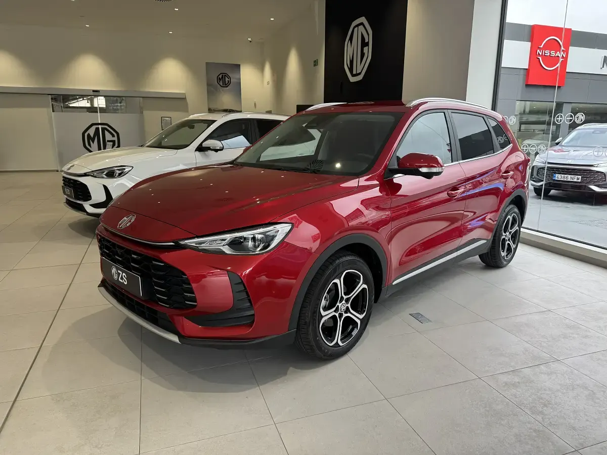 Nuevo MG ZS Comfort 116 CV (85 kW) 2025 Rojo Berlina