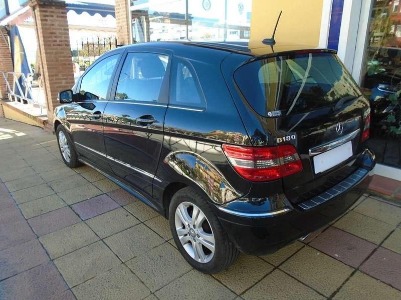 Usado Mercedes B180 109 CV (80 kW) 2011 Negro Monovolumen