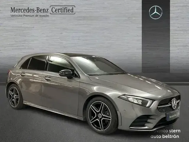 Usado Mercedes A180 AMG line 116 CV (85 kW) 2022 Gris Berlina
