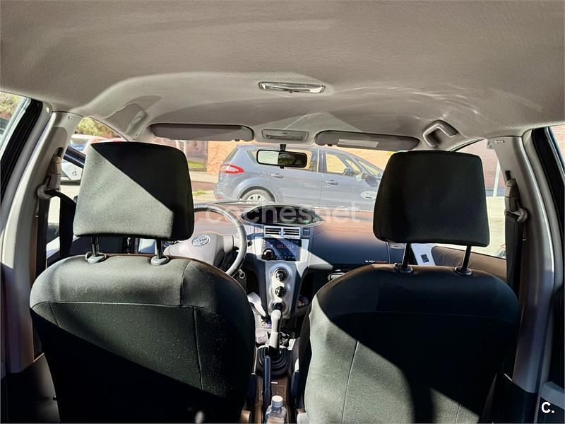 Usado Toyota Yaris 87 CV (63 kW) 2009 Gris / plata Utilitario