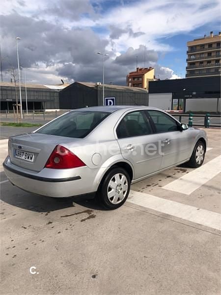 Usado Ford Mondeo Trend 125 CV (91 kW) 2001 Gris / plata Berlina