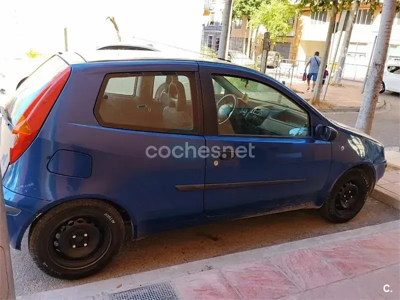 Usado Fiat Punto 60 CV (44 kW) 2002 Azul Utilitario