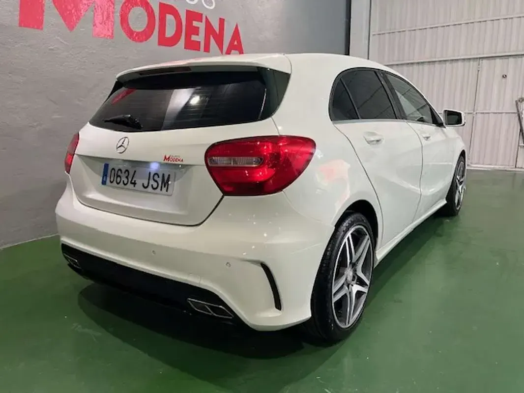 Usado Mercedes A180 AMG line 109 CV (80 kW) 2013 Blanco Utilitario