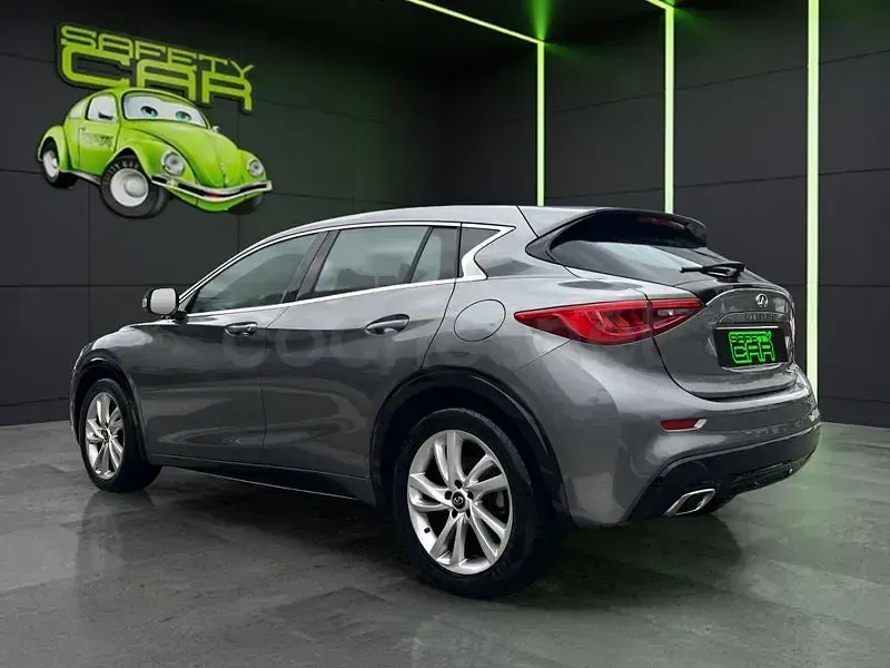 Usado Infiniti Q30 109 CV (80 kW) 2016 Gris / plata Utilitario