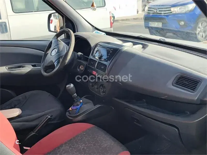 Usado Fiat Doblò Dynamic 90 CV (66 kW) 2010 Negro Monovolumen