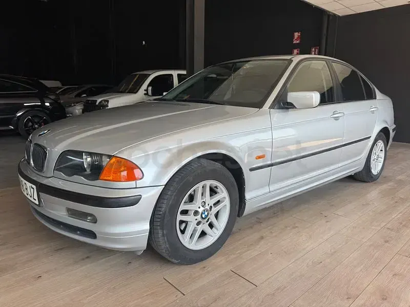 Usado BMW 318 143 CV (105 kW) 2001 Gris / plata Berlina