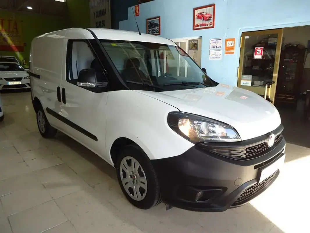 Usado Fiat Doblò 90 CV (66 kW) 2022 Blanco Monovolumen