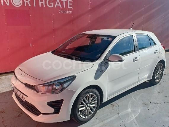 Blanco Usado 2022 Kia Rio Berlina | 11.800 € (Buen precio) - Imagen 1/4