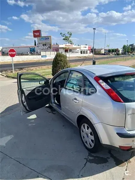 Usado Ford Focus Trend 115 CV (84 kW) 2007 Gris / plata Berlina