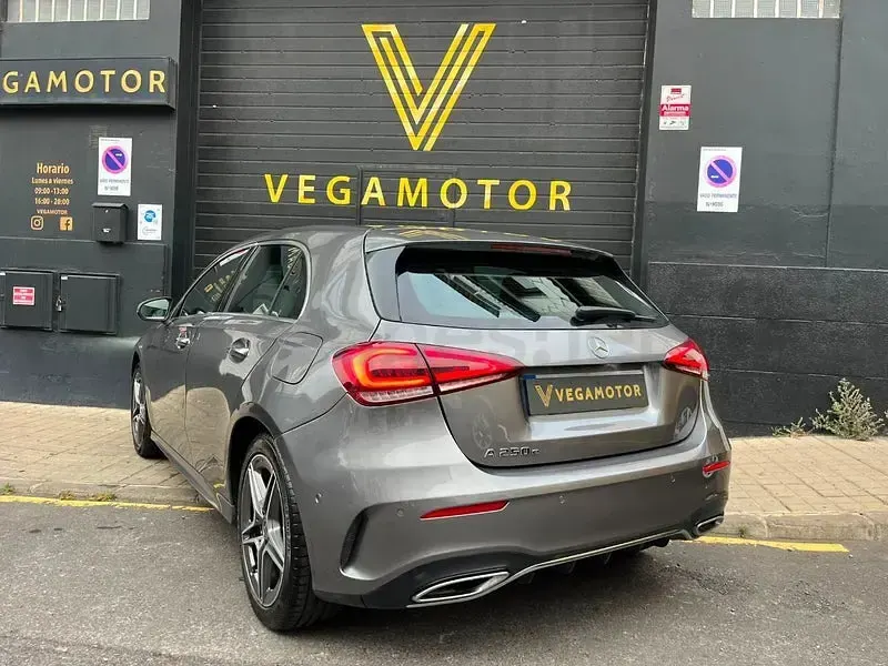 Usado Mercedes A250 218 CV (160 kW) 2023 Gris / plata Berlina