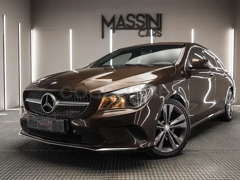 Usado Mercedes CLA220 Shooting Brake Urban 177 CV (130 kW) 2016 Marrón Familiar