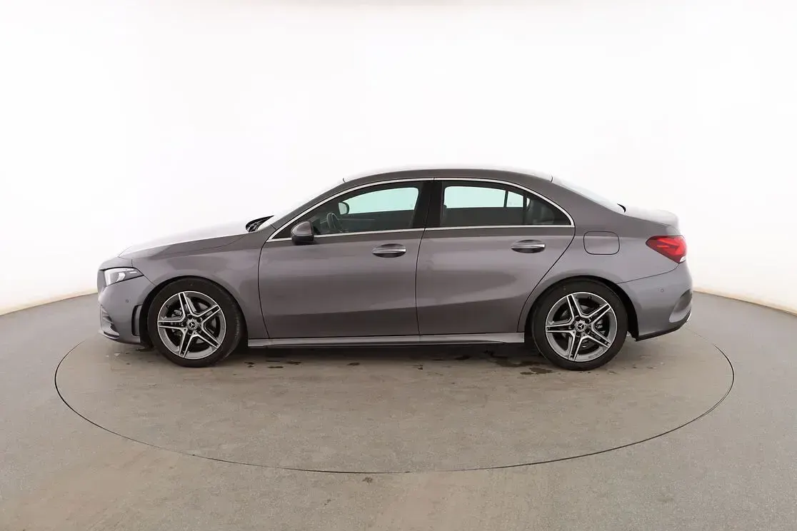 Usado Mercedes A180 AMG line 136 CV (100 kW) 2022 Gris Berlina