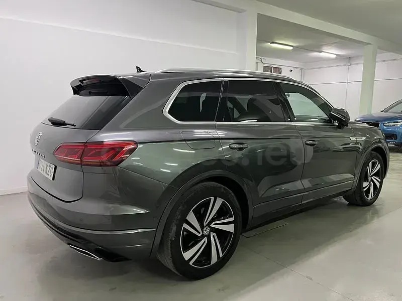 Usado VW Touareg R-line 286 CV (210 kW) 2019 Gris / plata SUV