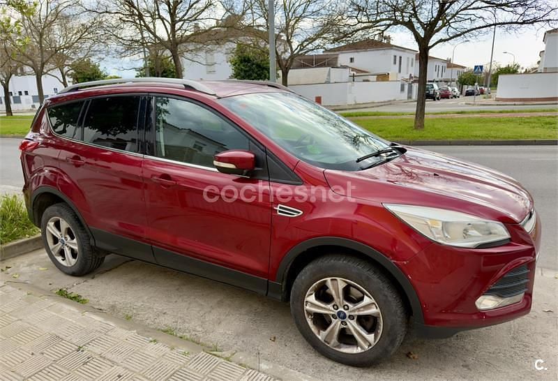 Usado Ford Kuga Trend 120 CV (88 kW) 2016 Granate SUV