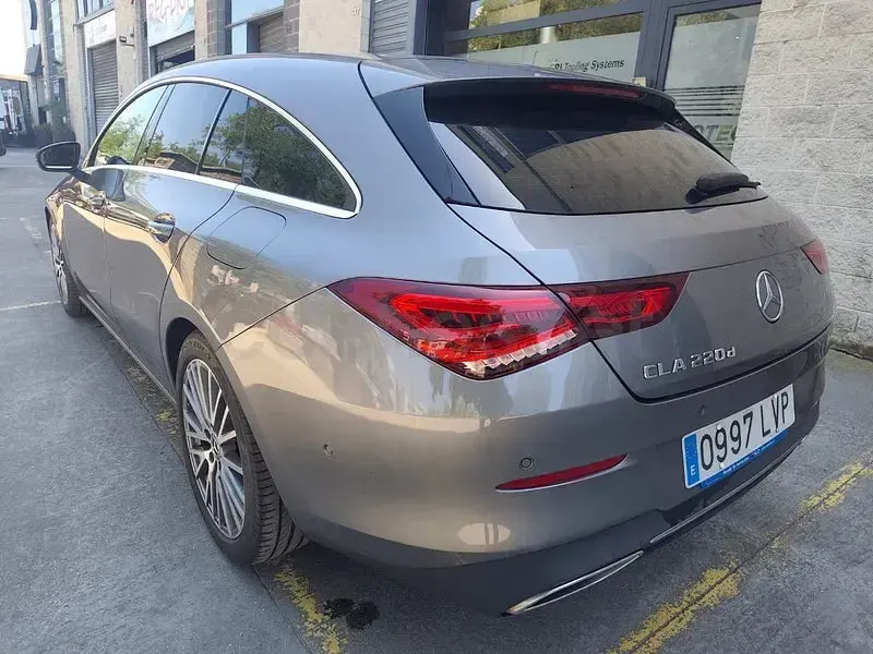 Usado Mercedes CLA220 Shooting Brake 190 CV (139 kW) 2022 Gris / plata Familiar