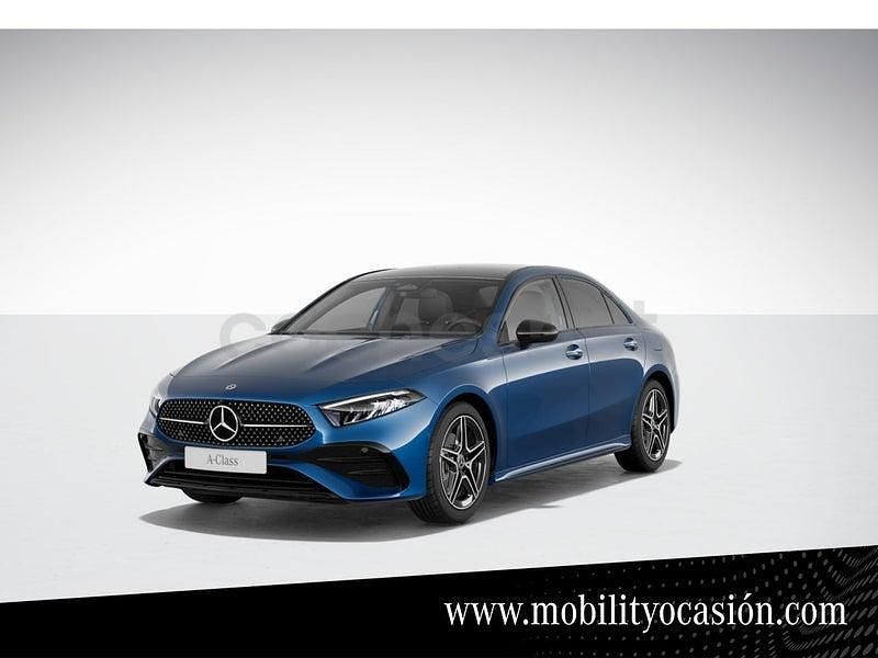 Usado Mercedes A200 AMG line 150 CV (110 kW) 2025 Spektral blue  metallic paint Berlina