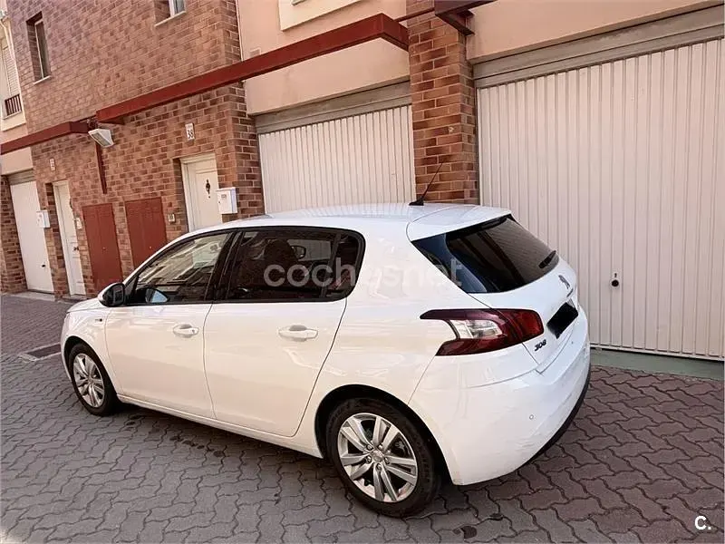 Usado Peugeot 308 Active 130 CV (95 kW) 2017 Blanco Berlina