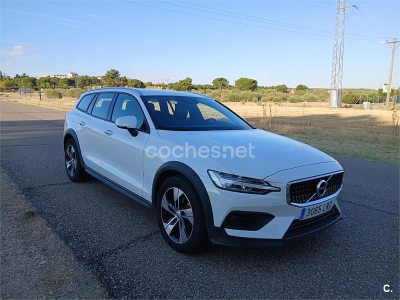 Blanco Usado 2021 Volvo V60 CC Pro Familiar | 19.500 € - Imagen 1/4