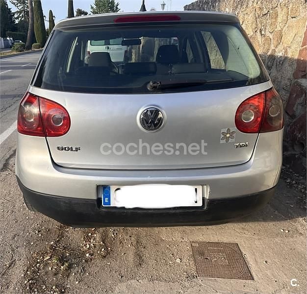 Usado VW Golf V Highline 105 CV (77 kW) 2007 Gris / plata Berlina