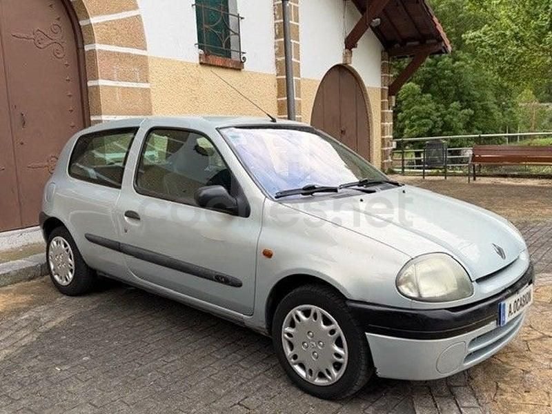 Usado Renault Clio II 75 CV (55 kW) 1999 Gris / plata Berlina