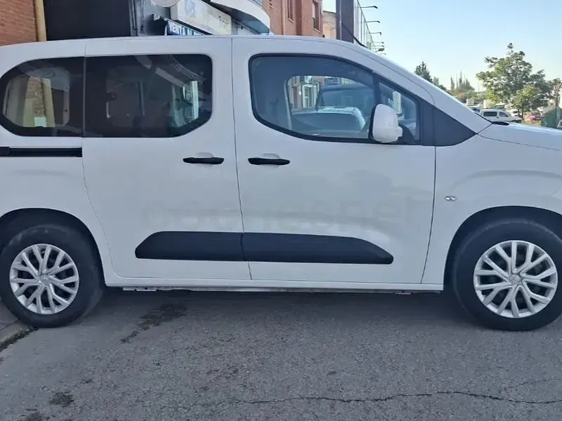 Usado Citroën e-Berlingo Business Class 102 CV (75 kW) 2023 Blanco Monovolumen